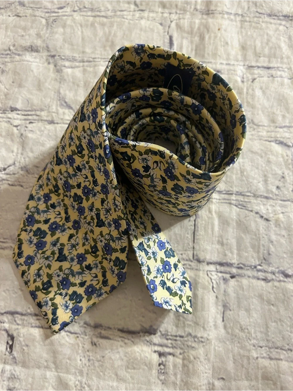 OLD NAVY CLOTHING CO. YELLOW TIE WITH BLUE & WHITE FLORAL PATTERN 100% SILK